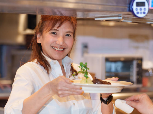 【正社員|ホールスタッフ】\六本木ヒルズ内のファインダイニング★本場NYに引けを取らない本物のステーキハウス/月8日以上休み◆昇給年2回◆お互いの意見を理解・尊重する風土◆当社で一緒にレベルの高いサービスを提供していきませんか?【37 Steakhouse & Bar/株式会社スティルフーズ】