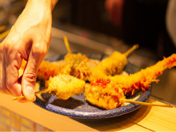 【正社員｜キッチンスタッフ大募集！】＼稼げる・楽しめる・夢が叶う！／未経験でも月給35万円～◆賞与年2回×昇給チャンス年4回 ※入社6か月で店長昇格の実績あり◆月8休み×実働8時間◆交通全額支給＆住宅手当あり◆ユニークな待遇も充実◆仕事を楽しみながらワンランク上の自分を目指せる環境です！