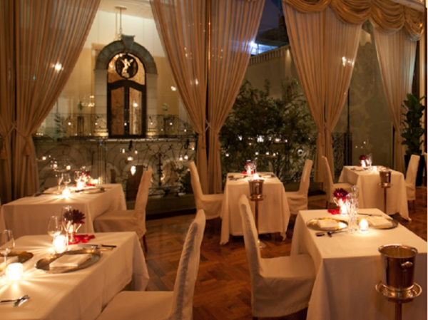 【正社員｜ホールスタッフ募集】＼月9休＆年間休日110日★プライベートも充実！／北山ル・アンジェ教会併設★京都・北山の「妙・法」に囲まれた空間に佇むレストラン★フレンチをベースに日本の伝統とおもてなしの心が息づく“ 京 ”のエッセンスを取り入れた「VITRAスタイル」◆昇給あり◆社会保険完備◆大切な瞬間に携わりませんか♪