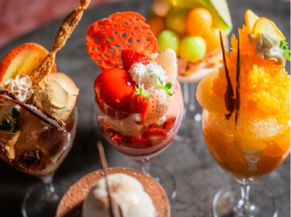 【正社員｜ホールスタッフ募集】恵比寿駅より徒歩3分／「アート×音楽×炎」洗練された空間で『極上の国産フルーツパフェ＆お酒のマリアージュ』をお届け！◆月給38万円～◆月8日～10日休み◆チャレンジできる環境◆「世界一の体験(コト)づくりカンパニー」を目指す成長企業◆首都圏を中心に多業態展開中◆あなたの夢を叶えるお手伝いをさせてください！