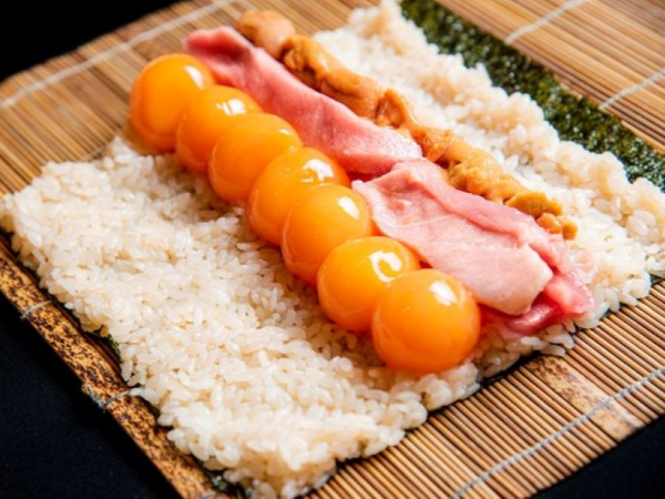 【正社員｜ホールスタッフ募集】麻布十番駅から徒歩2分◆エンターテイメント性も抜群！◆個性派鮨もSNSで話題！感動の美味しさを追求した一期一会の鮨コース◆月給38万円～◆月8日～10日休み◆チャレンジできる環境◆「世界一の体験(コト)づくりカンパニー」を目指す成長企業◆首都圏を中心に多業態展開中◆あなたの夢を叶えるお手伝いをさせてください！