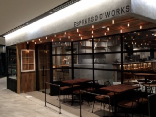 【正社員｜ホールスタッフ】池袋駅より徒歩5分！通勤便利◆焼きたてのパンと打ち立てパスタ、オーガニックやクラフトにこだわった本格料理でおもてなし◆賞与支給◆給与14ヵ月◆月8日休◆各種手当保険完備◆社内イベント豊富◆元気で明るいスタッフ◆オン・オフともに充実できる環境でひときわ映えるカフェを創りませんか？【EDW池袋】