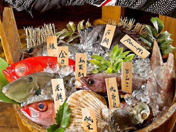 【正社員｜店長・店長候補】横浜駅徒歩2分◆他にはない圧倒的な鮮度の旬魚◆酒蔵コラボの当店オリジナル日本酒も◆月8休み◆やりがいを見出せる給与体系◆昇給年2回／現社員の昇給実績90%◆手当・待遇充実◆「6次産業」モデルを確立し、食の未来を広げるフードクリエイター集団 ＜FOOD CREATIVE FIRM＞を目指しています！