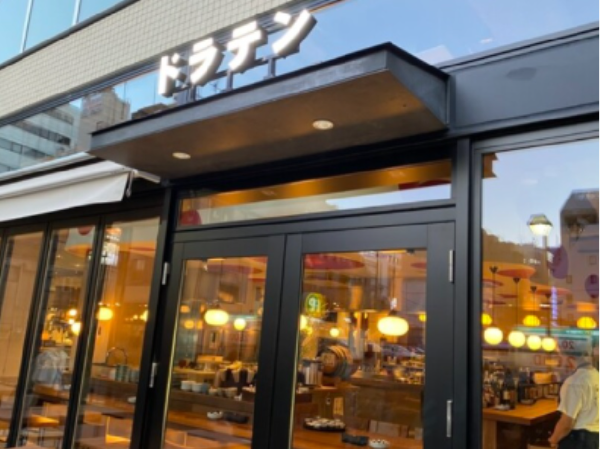 【正社員｜ホールスタッフ】＼25年1月18日、NewOpen！人気バル「DRA」シリーズの新店舗★／◆月8日休み◆各種手当・保険完備◆スタッフ全員の幸せを追求◆「笑顔」で働ける環境・制度が揃う飲食企業◆社内行事アリ◆元気いっぱいのスタッフと一緒に、仕事もプライベートも充実した環境で、イチからお店を創りませんか？【横浜ドラテン】