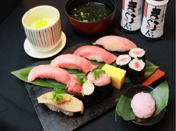 【正社員｜ホールスタッフ募集】#月8–9休み #賞与＆昇給あり #サポート制度充実 ＼ 『職人技 × 鮮度 × 活気』人気寿司ブランドの中心店舗 ／ JR立川駅すぐの好立地で、気軽に楽しめる江戸前寿司を一緒に届けませんか？ 安定した運営基盤を持つグループ企業で、“食の未来”をともに創る仲間を募集します！