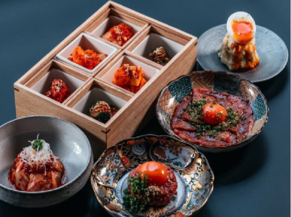 【正社員｜ホールスタッフ募集】＼働きがいのある会社5年連続認定！／最高級A5ランク「黒毛和牛」★「落ち着いた大人の“IKI”」をコンセプトに洗練された焼肉をご提供◆未経験活躍中◆週休2日制◆昇給年1回◆業績賞与あり◆転勤なし◆福利厚生充実◆理想の未来を叶えたいあなた、才能を開花させる場所がココにあります！