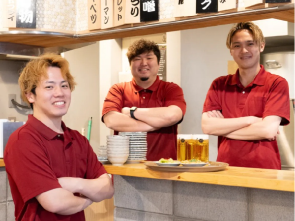 【正社員｜キッチンスタッフ大募集！】＼稼げる・楽しめる・夢が叶う！／未経験でも月給35万円～◆賞与年2回×昇給チャンス年4回 ※入社6か月で店長昇格の実績あり◆月8休み×実働8時間◆交通全額支給＆住宅手当あり◆ユニークな待遇も充実◆仕事を楽しみながらワンランク上の自分を目指せる環境です！