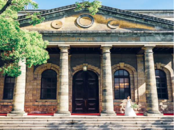 【正社員｜サービススタッフ募集】＼月9休＆年間休日120日★有休100％推奨！／◆昇給・賞与年2回◆福利厚生充実◆子育て支援制度多数◆140年の時を経て新たな美を纏う重要文化財を舞台に、記憶に残る結婚式を一緒に創り上げましょう！