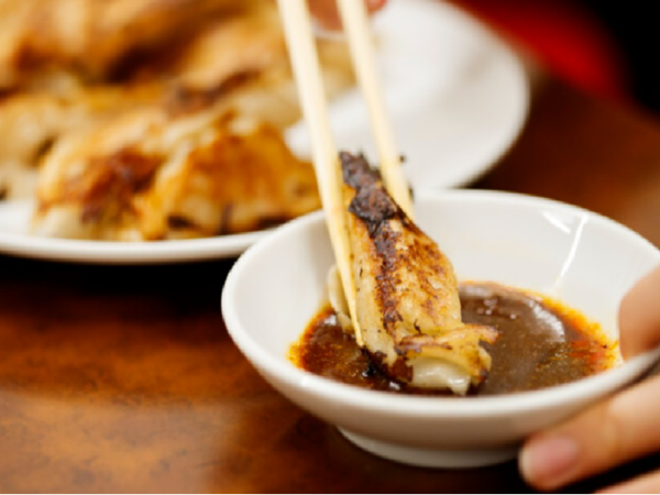 【正社員｜調理スタッフ募集】 元町駅より徒歩1分の好立地！昭和32年創業＊神戸餃子を代表する老舗専門店◆交通費全額支給◆残業代全額支給◆多業態展開中の成長企業◆活き活きと働ける環境で、一緒にブランドを創り上げていきましょう！