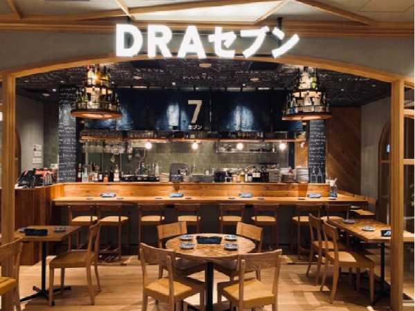 【正社員｜ホールスタッフ】渋ドラの姉妹店！新宿DRAセブンに次ぐ店舗が横浜にも登場！◆給与14ヵ月◆月8休み◆各種手当・保険完備◆社内イベント充実◆元気いっぱいのスタッフと一緒に、仕事もプライベートも充実した環境でイチからお店を創りませんか？【横浜DRAセブン】