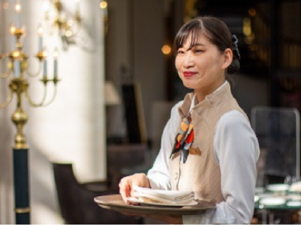 【正社員｜ロビーラウンジスタッフ募集】JR大阪駅より徒歩7分 ／ウェスティンホテル大阪◆月10日休み◆昇給・賞与あり◆交通費全額支給◆アイディアを活かせる環境◆すべてはお客様の「Happy」のために！想像を超える感動を一緒に創っていきましょう！