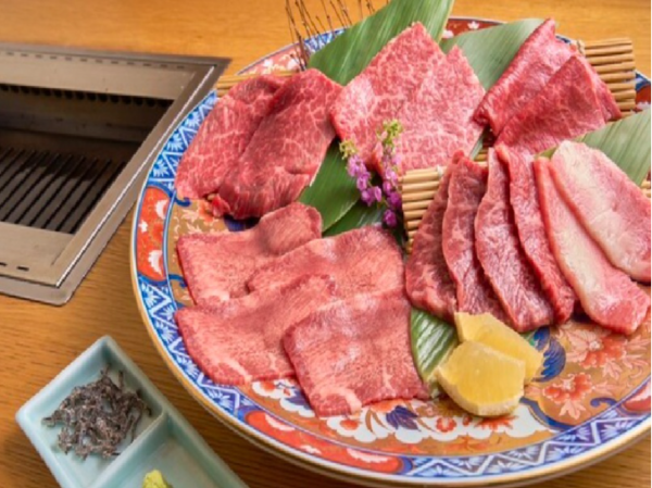 【正社員｜ホールスタッフ募集】＼働きがいのある会社5年連続認定！／厳選された兵庫県産但馬系A5ランク「太田牛」★「落ち着いた大人の“IKI”」をコンセプトに洗練された焼肉をご提供◆未経験活躍中◆週休2日制◆昇給年1回◆業績賞与あり◆転勤なし◆福利厚生充実◆理想の未来を叶えたいあなた、才能を開花させる場所がココにあります！