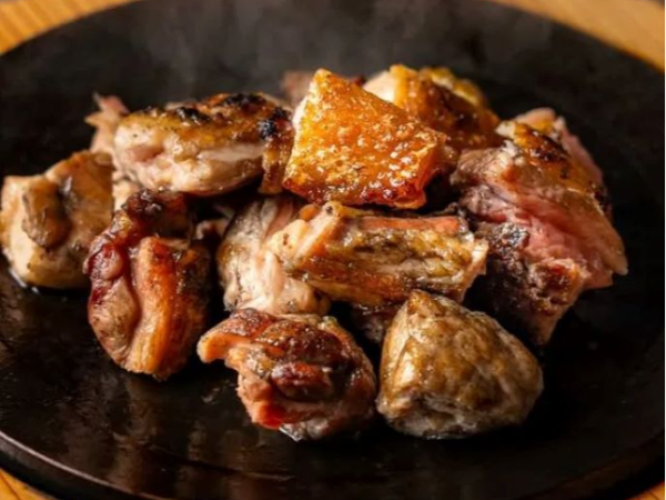 ■正）ホールスタッフ！＼25年2月28日、「アクロスキューブ福井中央」にグランドOPEN！／／「地鶏×福井食材」を追求した、新しい塚田農場／昇給実績90%／月8休み／手当・待遇充実／安定の上場企業！【鶏屋 塚田農場 福井駅前店】