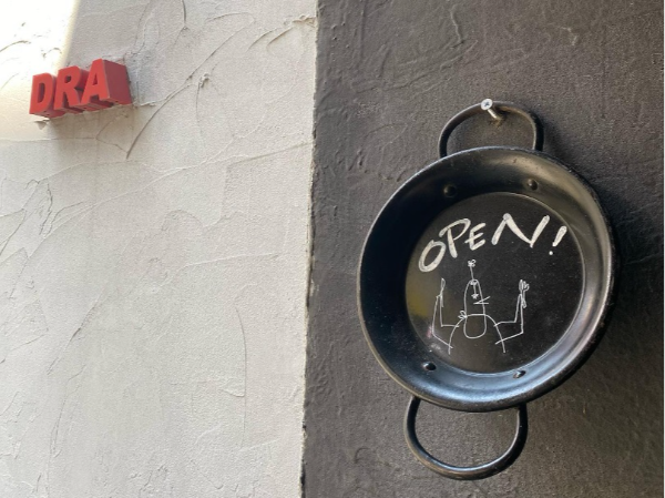 【正社員｜ホールスタッフ】渋谷駅から徒歩2分で通勤便利！毎月メニューが変わる和イタリアンバル◆給与14ヵ月◆月8休み◆各種手当・保険完備◆社内イベント充実◆元気いっぱいのスタッフと一緒に、仕事もプライベートも充実した環境でイチからお店を創りませんか？【渋DRA（シブドラ）】