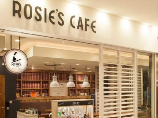 【正社員｜ホールタッフ 大募集！】#おしゃれ自由 #キャリアUP #賞与＆昇給＼ぜんぶ叶うのが「ROSIE´S CAFE」／爽やかでスタイリッシュなカフェ空間で、理想のカフェライフをあなたの仕事に★“CAFEのある風景”を一緒につくっていきましょう！