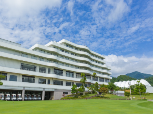 【正社員｜洋食調理スタッフ募集】 滋賀県甲賀市／自然に包み込まれる上質リゾート◆未経験者活躍中◆マイカー・バイク通勤可能◆週休2日制◆休暇制度・福利厚生充実◆長く働ける環境整備◆多くの方に長く愛されるホテルで、お客様のあふれる『笑顔』を一緒に創りましょう！