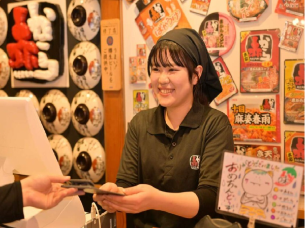 【正社員｜ホールスタッフ募集】＜大阪府の採用＞大手甲羅グループを象徴するブランド「赤から」◆月8日～10日休み◆昇給・賞与あり◆福利厚生充実◆安定の大手企業◆やりがいを感じながら働ける好環境◎あなたが望むキャリアプランがココで叶います！