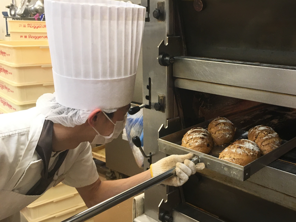 【正社員】製造スタッフ　★尼崎の店舗　★経験者優遇　★完全週休二日制　★店長へのキャリアアップも可能　★勤務地ほか多数＆希望考慮