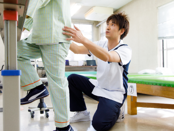 ≪東京・神奈川の病院勤務≫【正社員】リハビリスタッフ<車通勤OK、交通費あり、やりたいことができる環境>