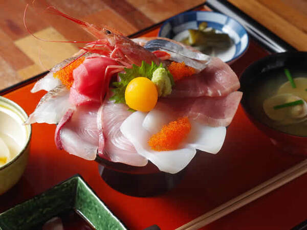 【海鮮料理を提供する飲食店のキッチンスタッフ：正社員】■おしゃれな店内 ■若手幅広く活躍中！■経験者大歓迎！ ■未経験歓迎 ■昇給・昇格あり ■まかないあり ■「ヒルナンデス」や「出没！アド街ック天国」にも取り上げられたことのある話題人気店