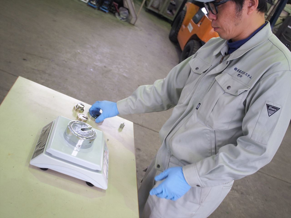 会社の支援を受けて『計量士』の資格を取得。