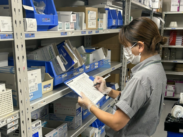 【川口市立医療センター/軽作業/院内物品管理業務/土日祝日休み】☆未経験・初心者歓迎☆車・バイク・自転車通勤OK!◎医療材料や日用品の管理をするお仕事です!