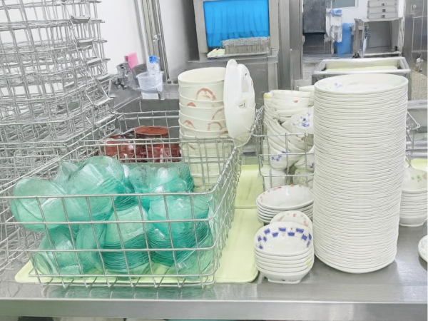 回収した食器は種類ごとに仕分けます◎