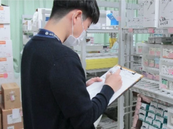 まずは先輩に教えてもらいながら、
簡単な作業をお願いします