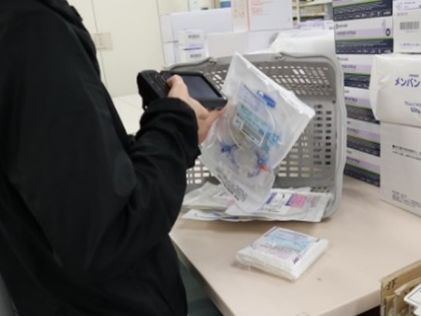 作業風景。2種類のバーコードを
読み込んで出荷検品を行います。