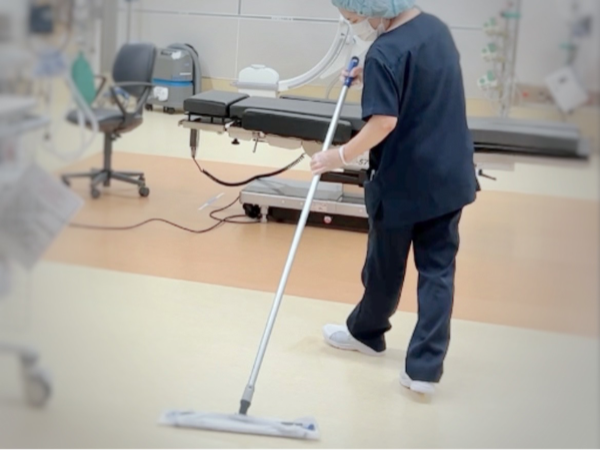 テレビでしか目にすることができない
手術室内での作業です◎