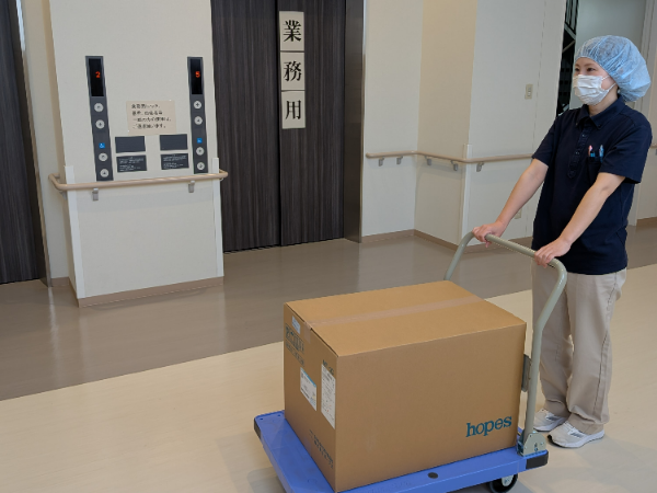 院内配送業務です。
部署棚まで搬送・補充を行います