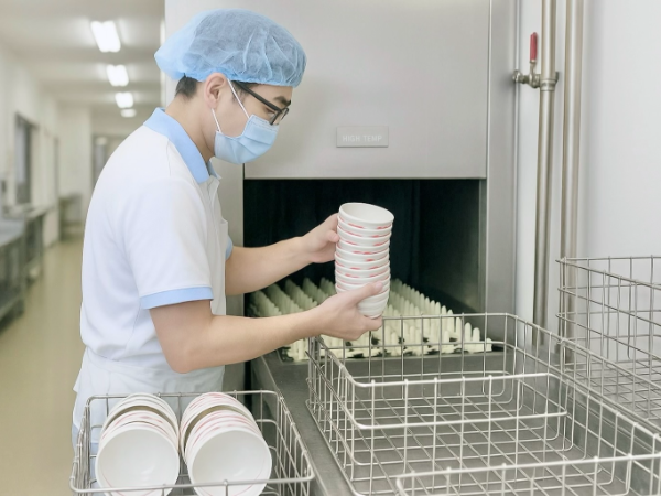 予洗いをした食器を洗浄機でしっかり洗浄！