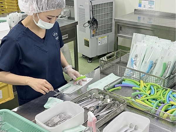 器材の汚れやキズを確認しながら
決められた本数をパックします