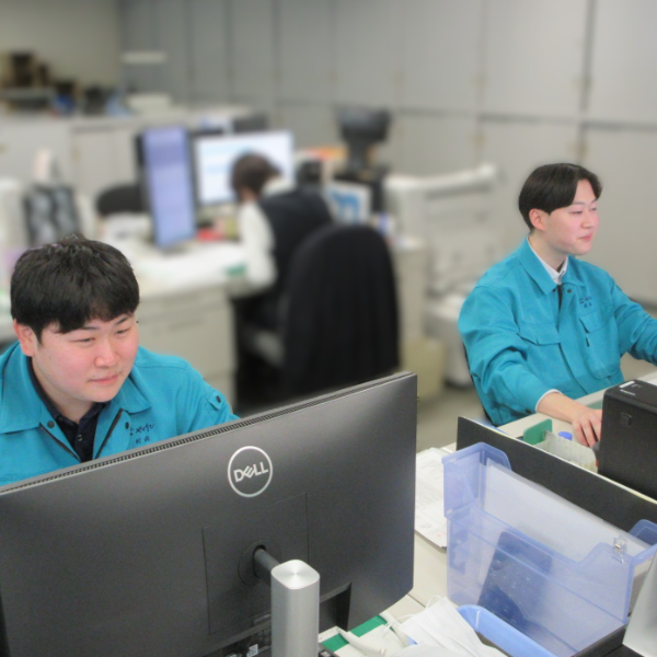 (村岡)管理本部 経理課 主任/(浜谷)管理本部 経理課/村岡 航樹/浜谷 康平