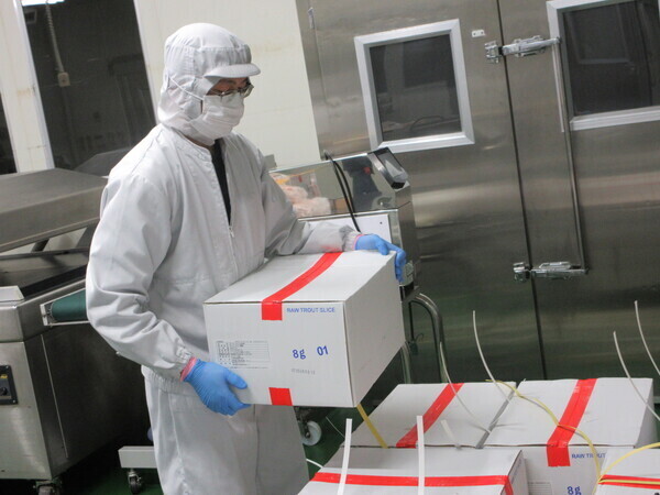 業務用冷凍食品の小分け作業員