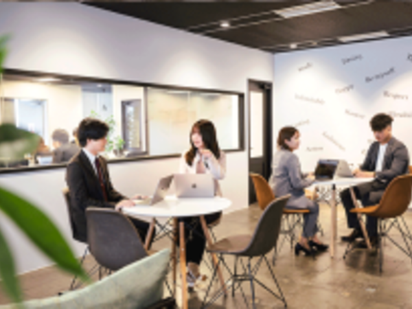 開放的なオフィスで一緒に働きませんか？