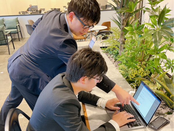 近くに頼れる先輩社員がいるため、
分からないことはすぐに相談できます。