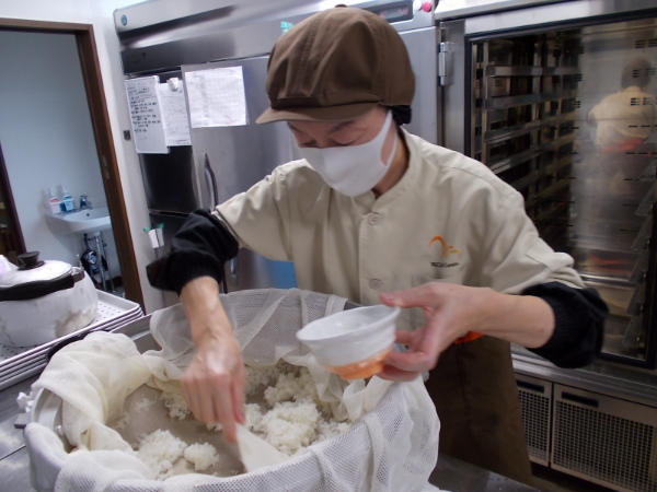 【仙台/太白区富沢西】【パート】【土日勤務可能な方】◎高齢者住宅のキッチンスタッフ ◎扶養内OK!(月30~70時間程度) ◎未経験歓迎 ◎年齢&学歴&経験不問 ◎マニュアルに沿った盛付業務です!