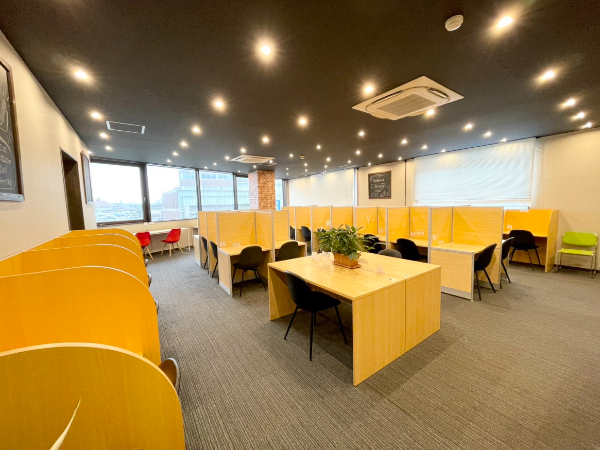 ビル内の中高生向け自習室、利用無料!
お子さんと一緒に出勤・退社が可能!