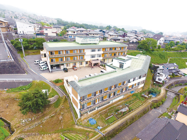 ケアホームやデイサービス等を運営する
高齢者複合施設です