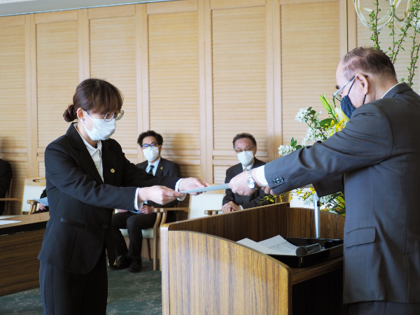 入職式。一人ひとりに辞令が交付され、
いよいよ社会人生活のスタート!