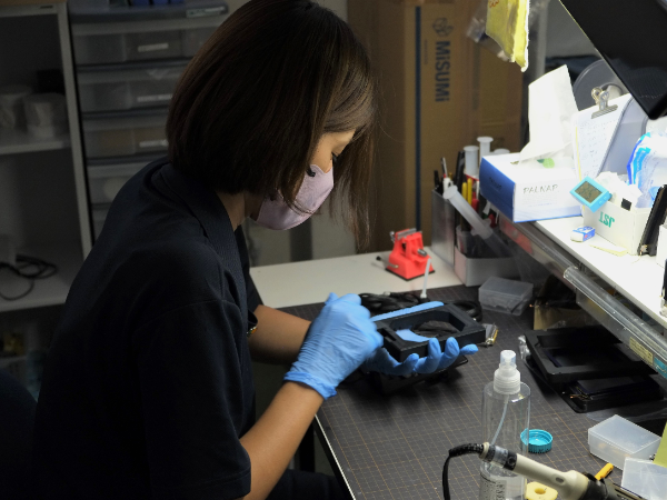 【自社顕微鏡用周辺機器の生産管理/正社員】賞与年2回、年間休日127日、手当充実★100カ国以上進出のグローバル企業でアイデアを活かし、世界の医療と研究に貢献◎