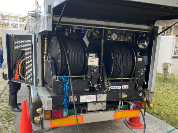 高圧洗浄車での作業も♪