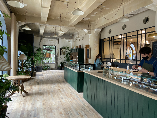 日本橋兜町の歴史ある日証館にオープン
店内はモダンでシックな空間に