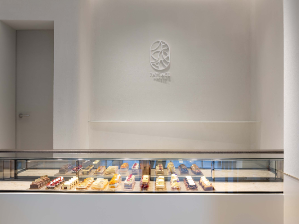 白を基調とした明るい店内