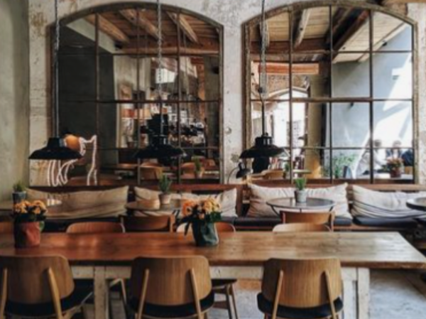 ベーカリー部門の販売スタッフ