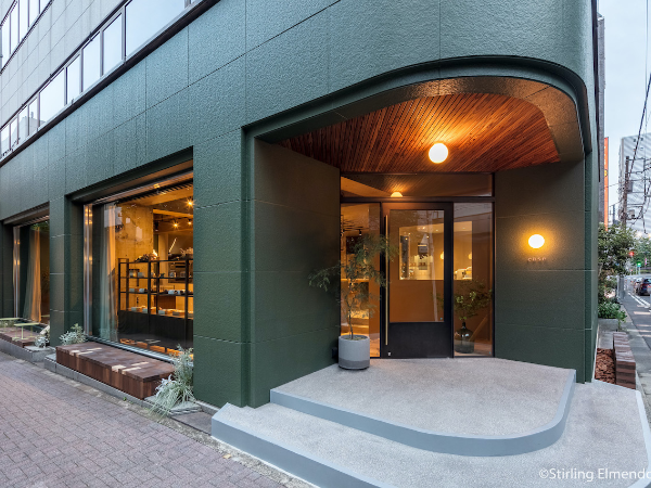 外壁はコンセプトカラーの緑色