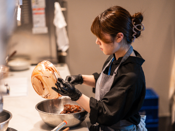 【正社員】シェフ・パティシエ募集! / 年間休日111日 / 渋谷駅直結/夜景が見えるレストラン&バー/週休2日のまかない付
