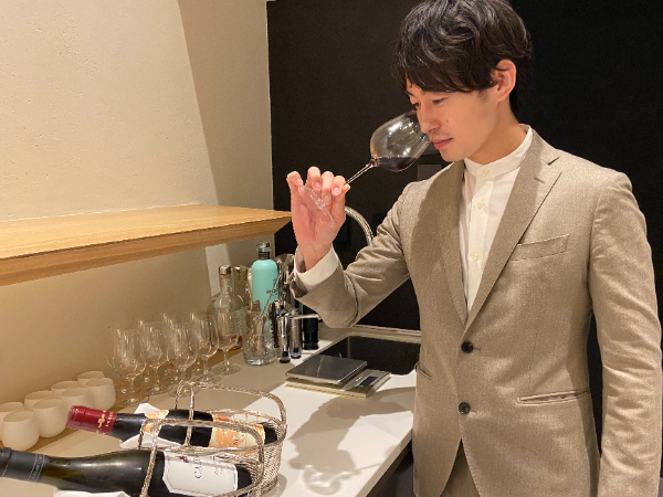 8席限定フレンチレストランでのサービススタッフ/ソムリエ/予約の取れないフレンチ「unis(ユニ）」◆虎ノ門ヒルズ勤務◆ハイクラスなワインの選定・管理