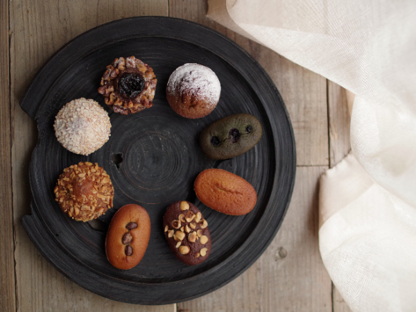 お客様に合わせ、季節のケーキや
焼菓子をおススメしてください。